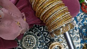Bangles Set With Golden Kade