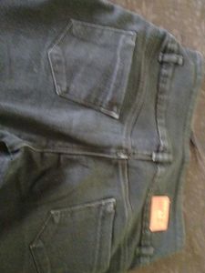It&#39;s a Black Jeans.Size 30.it is Like New One