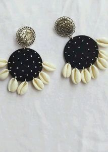 Trendy Black Earrings With Shell 🐚