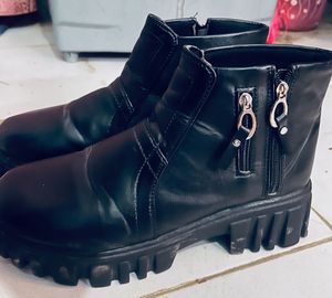 Black boots 🥾 1 time used only good condition