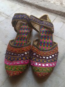 Beautiful JAIPURI JUTTI