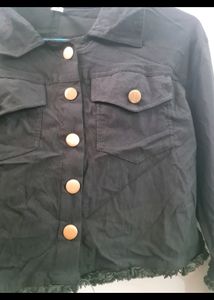 women black cropped shirt