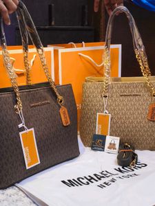 Michael Kors Tote Bag - Stylish Design