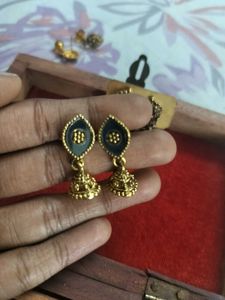 8 Sets Of Earrings