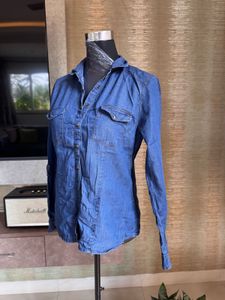 Well Fitted Buttoned Denim Shirt