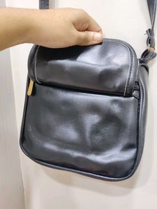 BLACK SLING BAG