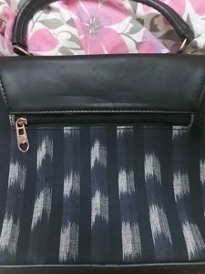 Women&#39;s handbag with sling