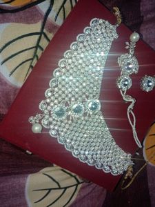 White stone pearl set