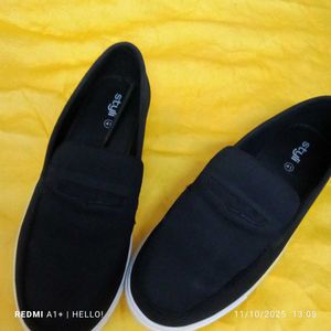 black branded men loafer