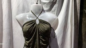 21112.Olive Halter Top