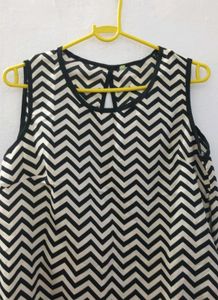 Zigzag Print Top 🤍