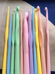 5 Multicolour plastic crochet sticks✨