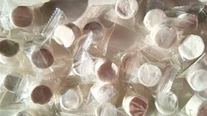 Magic Expandable Coin Tissues (Pack Of 10 ) |
