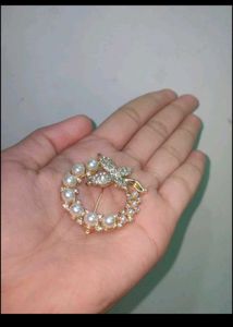 PEARL RHINESTONE BROACH✨