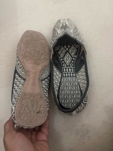 Ethnic Embroidered Jutti