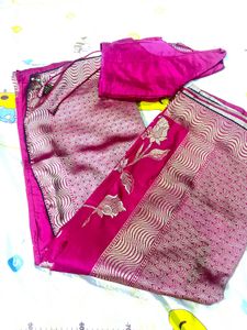 ✨ रॉयल बनारसी सिल्क साड़ी –🌸 गोल्डन ज़री बॉर्डर व