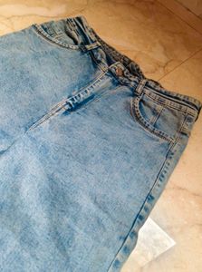 Retro 2000s style straight fit light wash jeans