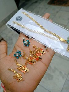 Necklace with chains and lockets