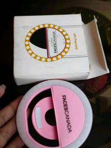 Faces Canada Selfie Light