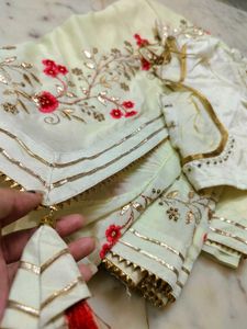 Elegant Embroidered Saree with Blouse 🤩