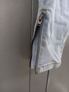 Light Wash Mom Fit Jeans With Chain Details