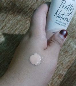 Essence Pretty Natural Foundation