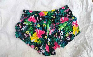 🎁Buy 1, Get 1 Free🎁Floral Print Shorts Size S