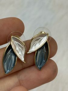 🌿 Dual-Toned Leaf Drop Earrings