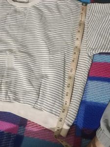 white black striped tshirt crop