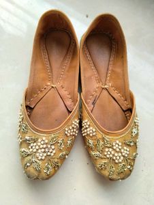Golden Embroided Mojaries