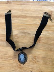 Vintage Cameo Velvet Choker 💎