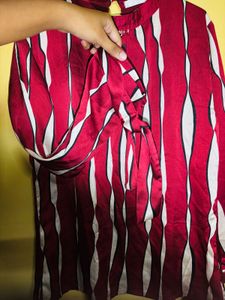 🤩Burgundy &amp; White Graphic Print Top.