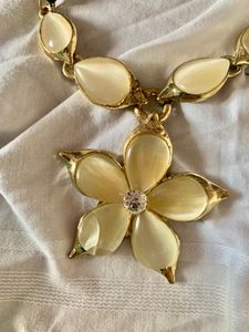 Off White Flower Necklace