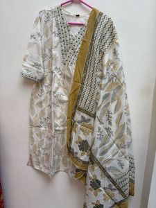 White Floral Print Kurta Set With Dupatta