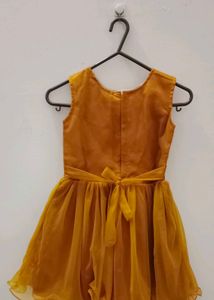 Elegant Golden Girl&#39;s Dress