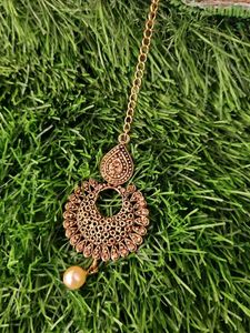 Elegant Gold-Tone Bindi