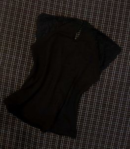 woman&#39;s front cut top