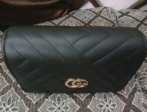 BLACK SLING BAG