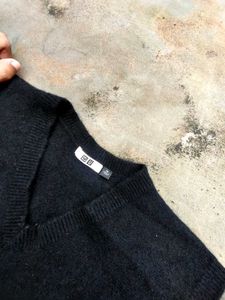 Uniqlo Black Sweater 🏴