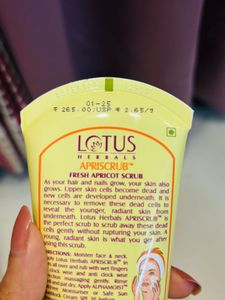 Lotus Herbal Apricot Scrub