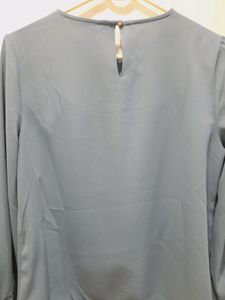 2 tops of Van Heusen and fig round neck top