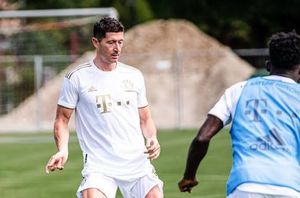 Bayern Munich Lewandowski 2023 Football Jersey