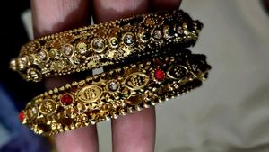 Elegant Gold-Toned Bangle Set