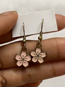 CUTESY LITTLE FLOWER EARRINGS