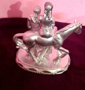 Showpiece Couple Statue