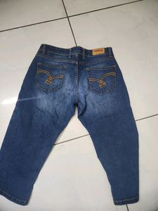 CAPRI _ Below Knee Length ( PEOPLE) 28 WAIST