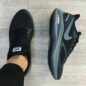 BRAND NEW NIKE GUIDE 10
