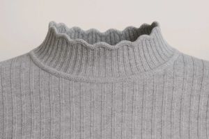 Elegant Grey Ribbed Knit Crop Sweater with Scallop
