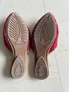 embroidered jutti