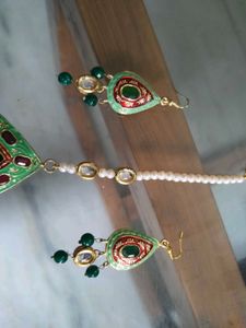 Green &amp; Red Kundan Maang tikka And Earrings Set